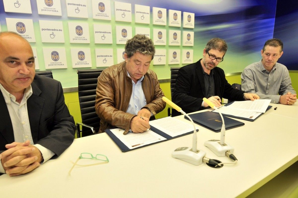 Firma del convenio entre el Concello de Pontevedra y la FANPA