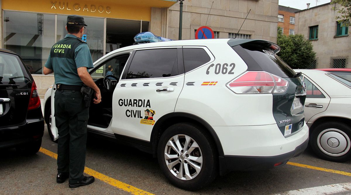 Patrulla de la Guardia Civil ante los juzgados de Marín