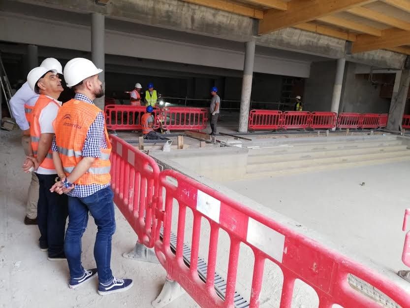 Visita de Tino Fernández e Iván Puentes ás obras do ximnasio de Campolongo