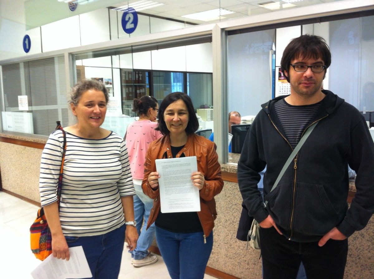 Miembros de la plataforma Fora Touradas de Pontevedra delante del Registro municipal