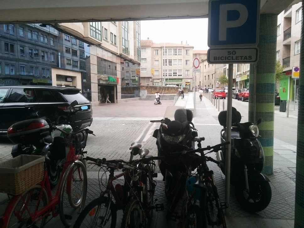 Motocicletas estacionadas en zonas reservadas para bicicletas