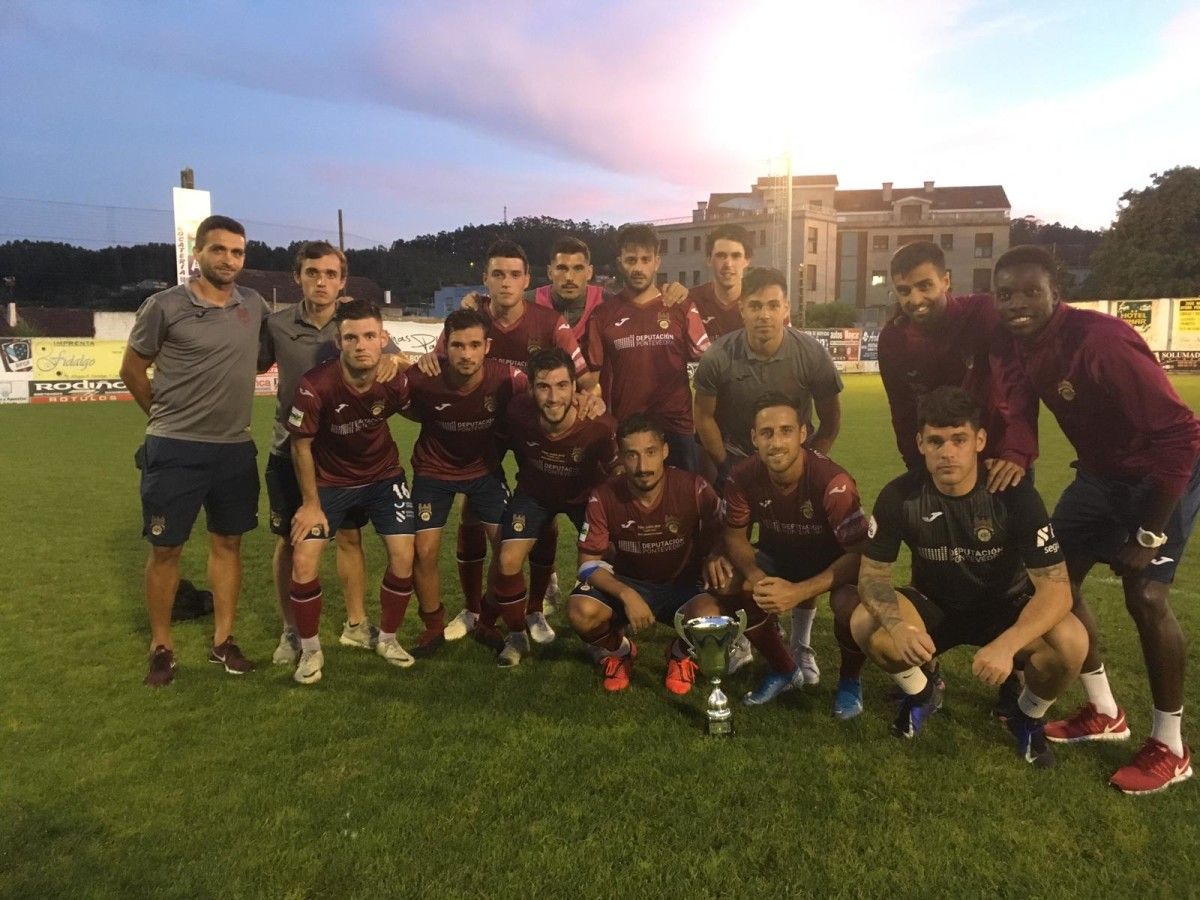 El equipo del Pontevedra posa con el trofeo conquistado en el amistoso de Vilalonga