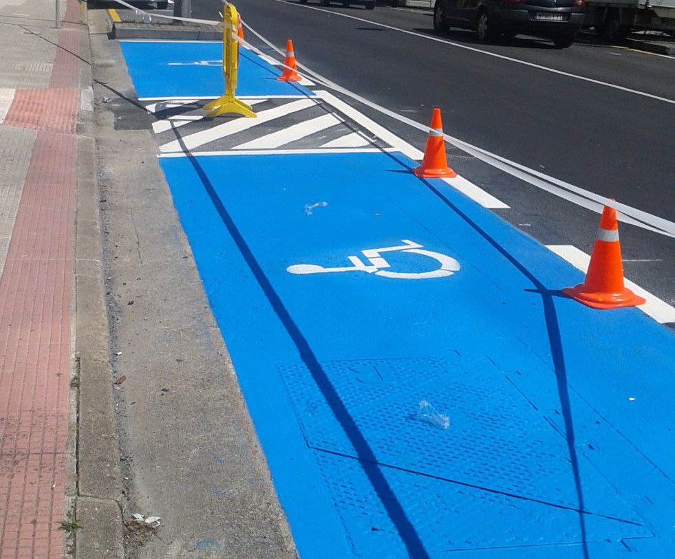Plaza de aparcamiento para personas con movilidad reducida en Eduardo Pondal