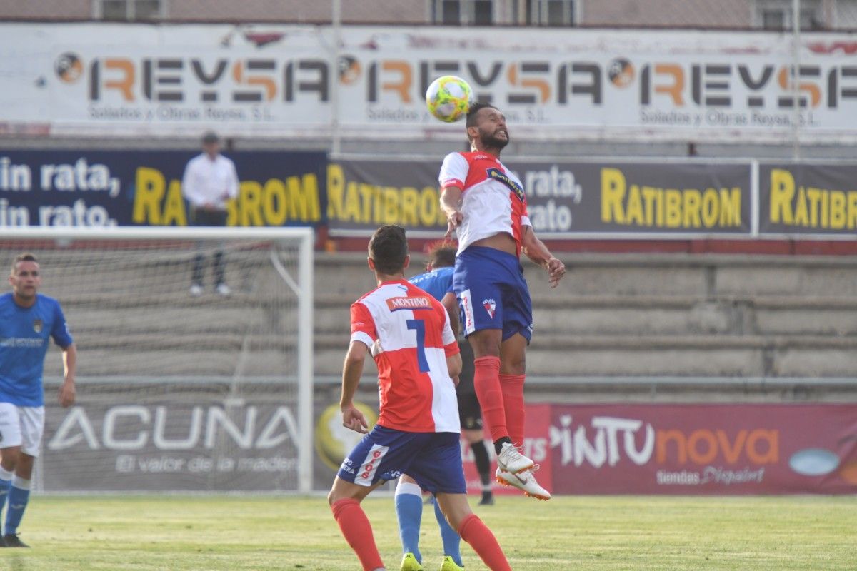 Amistoso entre Arosa y Pontevedra en A Lomba