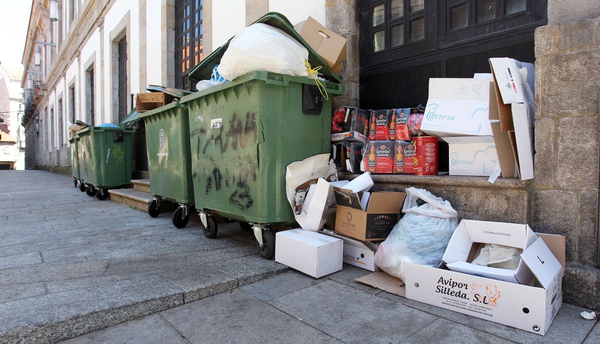 Imagen del entorno del Teatro Principal con los contenedores desbordados de basura