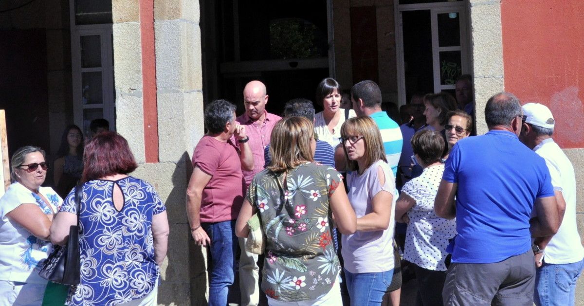 Félix Juncal y Ana Pontón en la entrada al Concello de Bueu con vecindario de Ons