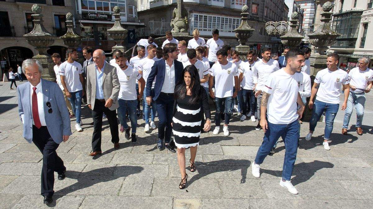 El Pontevedra realiza la tradicional ofrenda floral a la Virgen Peregrina