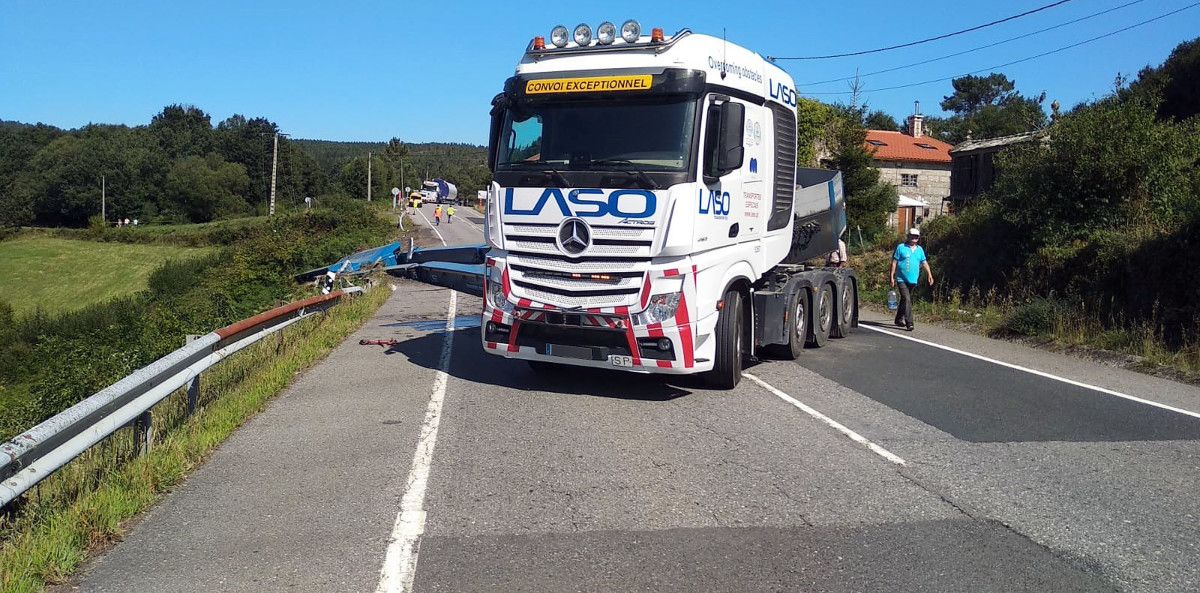 Accidente dun camión articulado na N-541 en Cerdedo-Cotobade