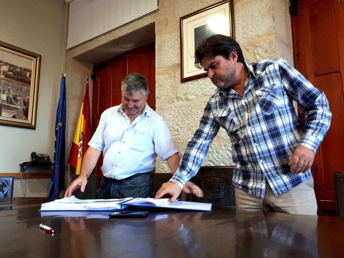 Xulio Barreiro y Gregorio Agís ven el documento del Plan de Mobilidade sustentable de Poio (archivo)