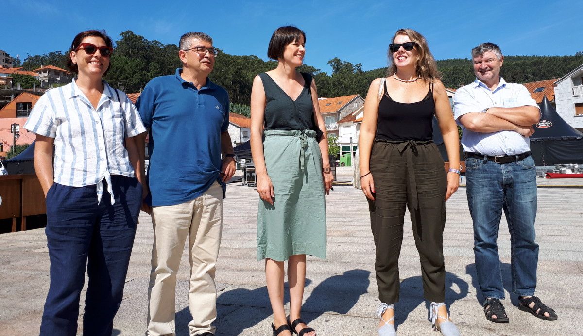 Ana Pontón, portavoz del BNG, con concejales nacionalistas de Poio y la teniente de alcalde, Marga Caldas