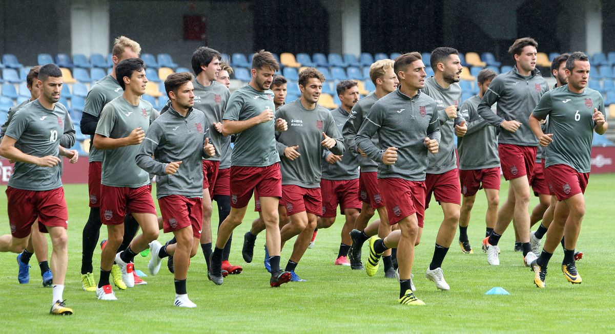 Luismi poderá contar con todo o equipo, agás tres xogadores, para o primeiro partido de liga