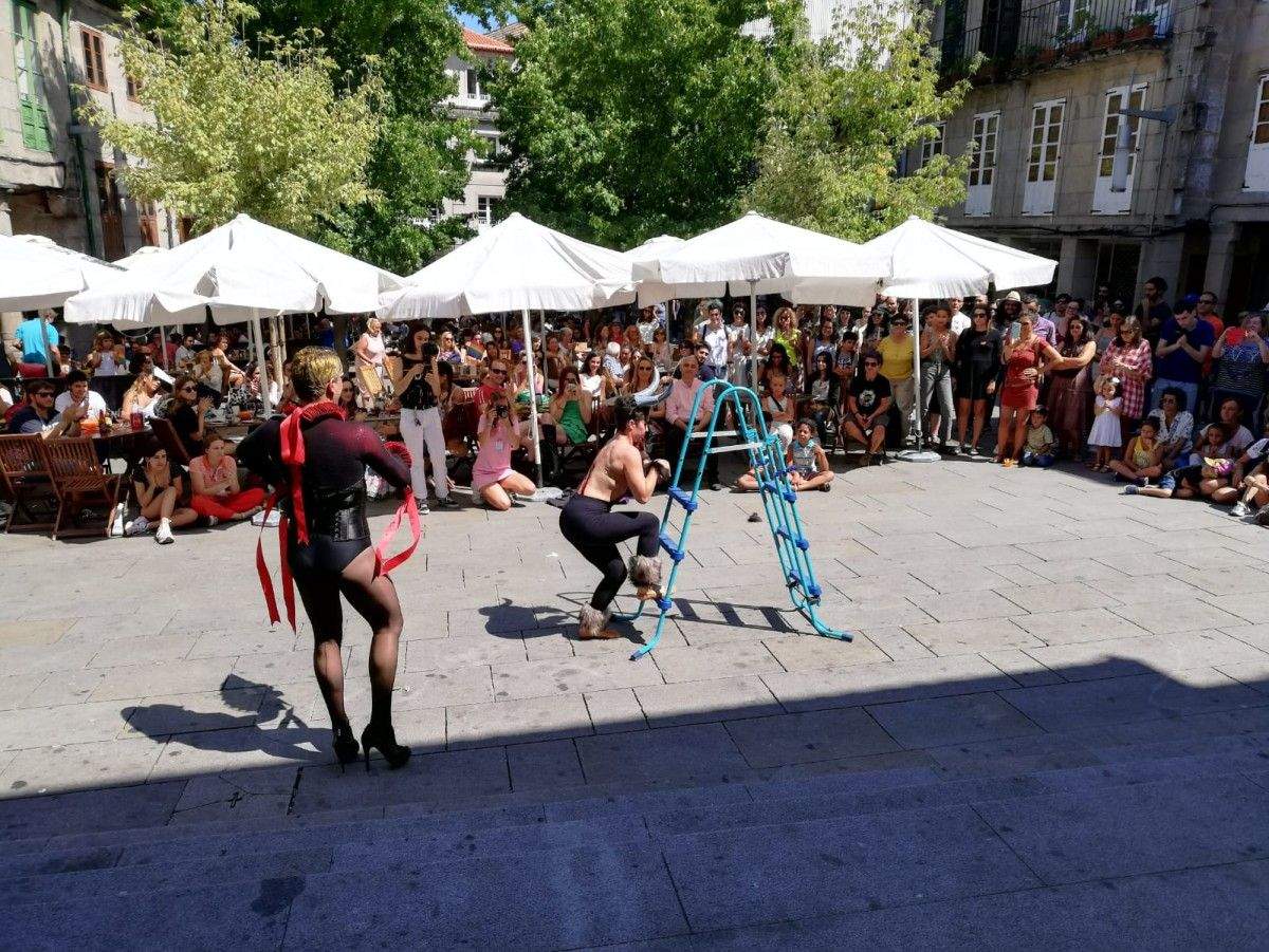 Performance drag en la plaza de la Verdura a cargo de Marikas x la fiesta