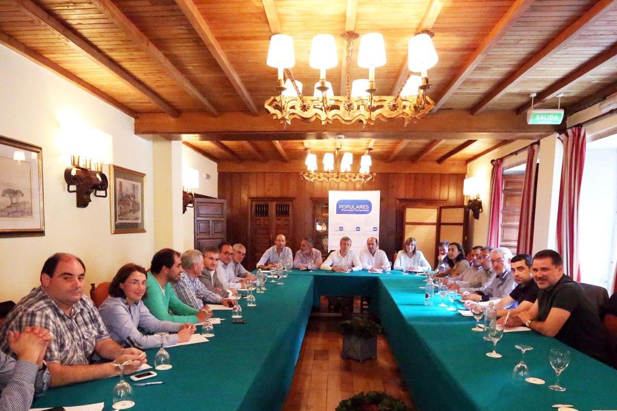 Rafael Louzán y Alfonso Rueda con alcaldes y portavoces del PP en Pontevedra, O Morrazo y Caldas