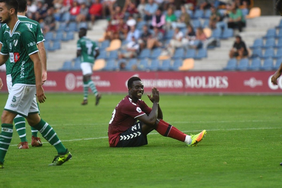 Fútbol. El Pontevedra derrota al Coruxo en Pasarón en la primera jornada de liga