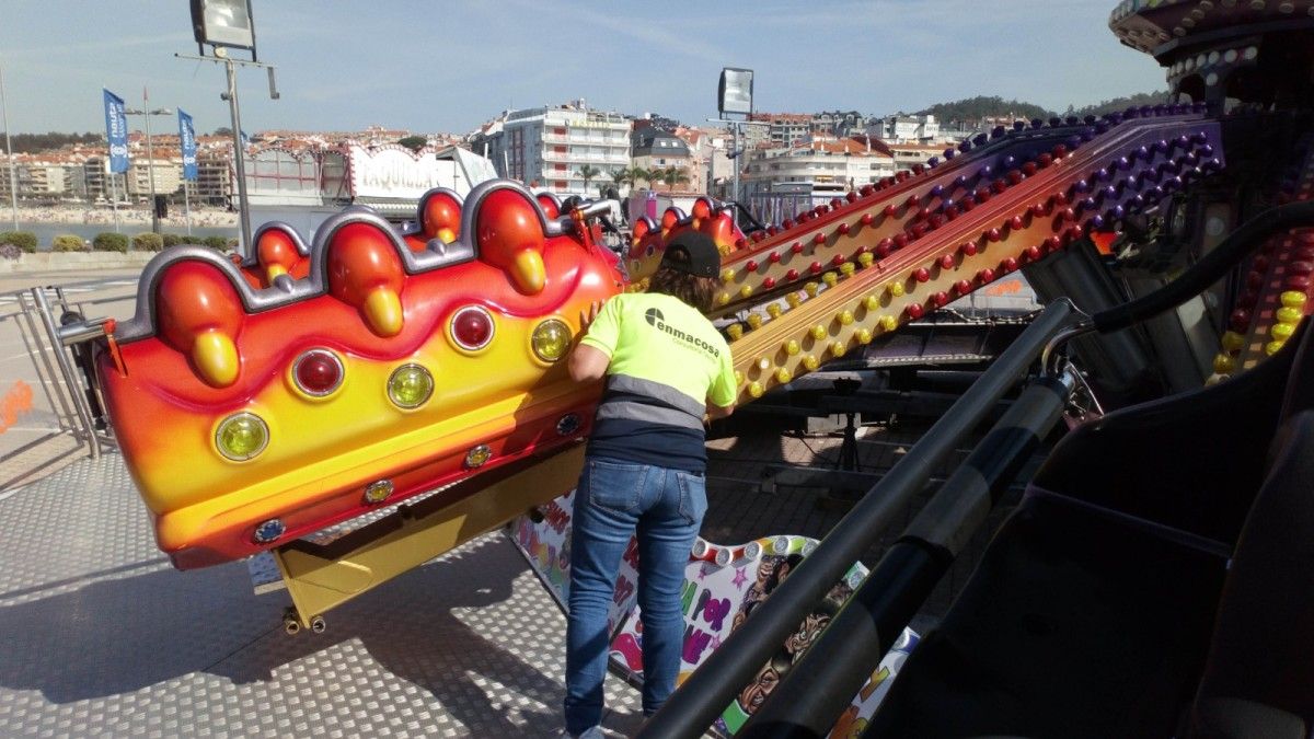 Un técnico inspecciona unha atracción de feira