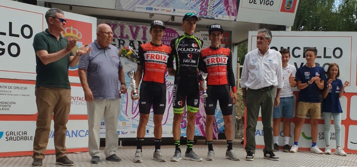 Podio del Gran Premio de Vigo de ciclismo con presencia de corredores del Supermercados Froiz