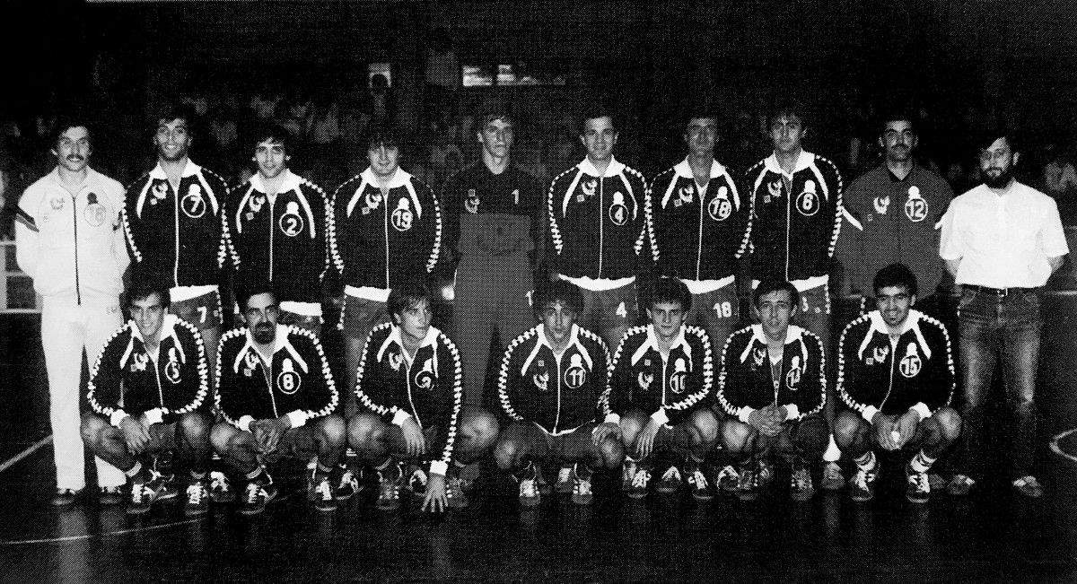 Julio Latas (primeiro pola dereita) co Teucro que conseguiu o ascenso a División de Honra