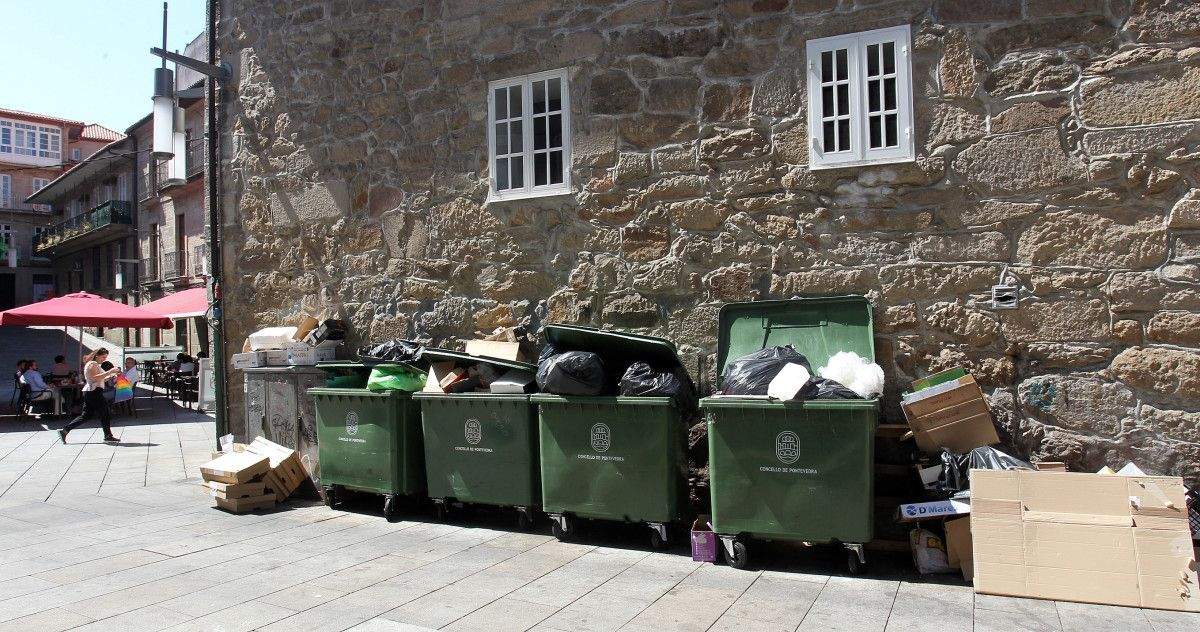 Contedores desbordados na Praza de Curros Enríquez