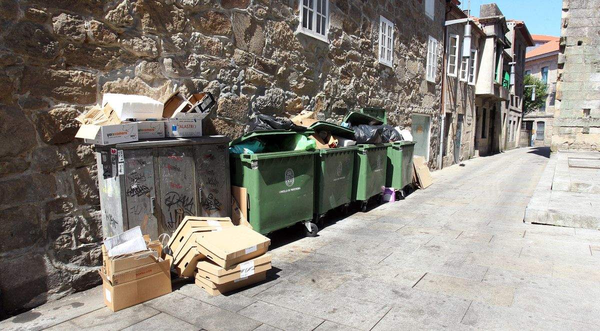 Contedores desbordados na zona vella de Pontevedra