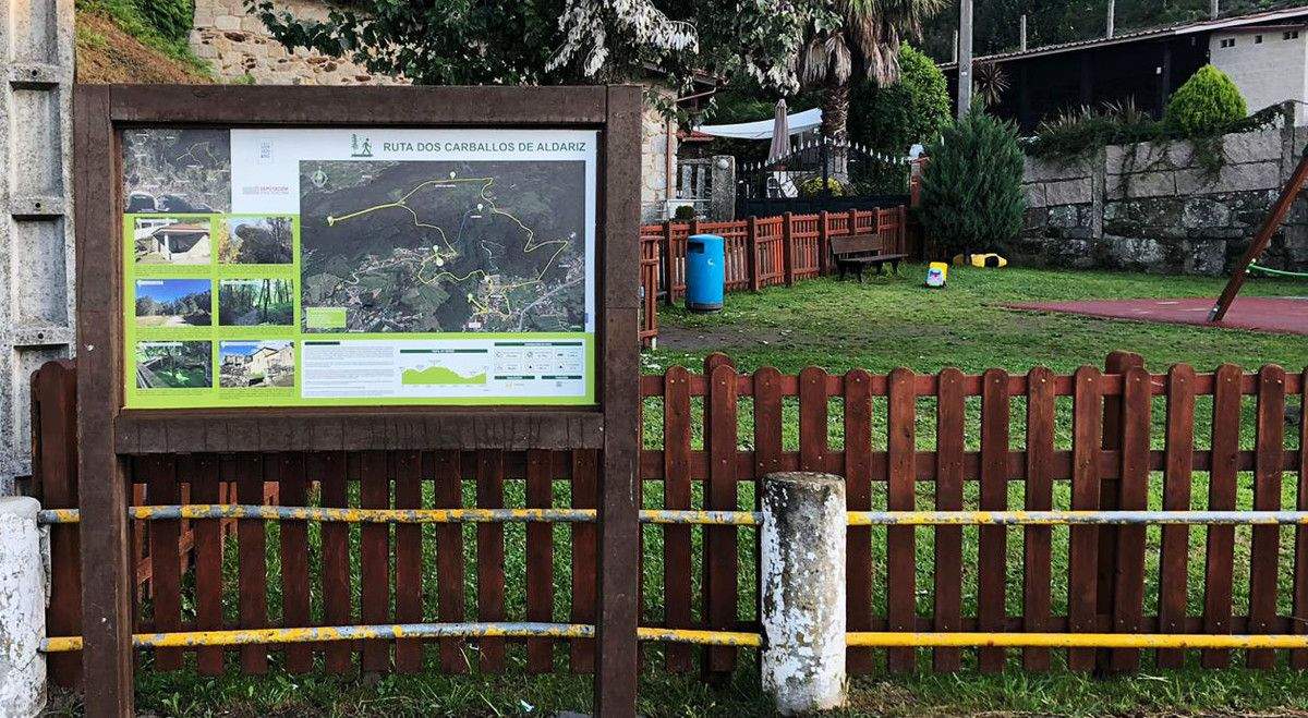 Señalización de la Ruta dos Carballos en Aldariz