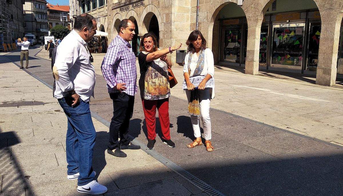 Representantes del mercadillo de antigüedades de la calle Sierra con Yoya Blanco