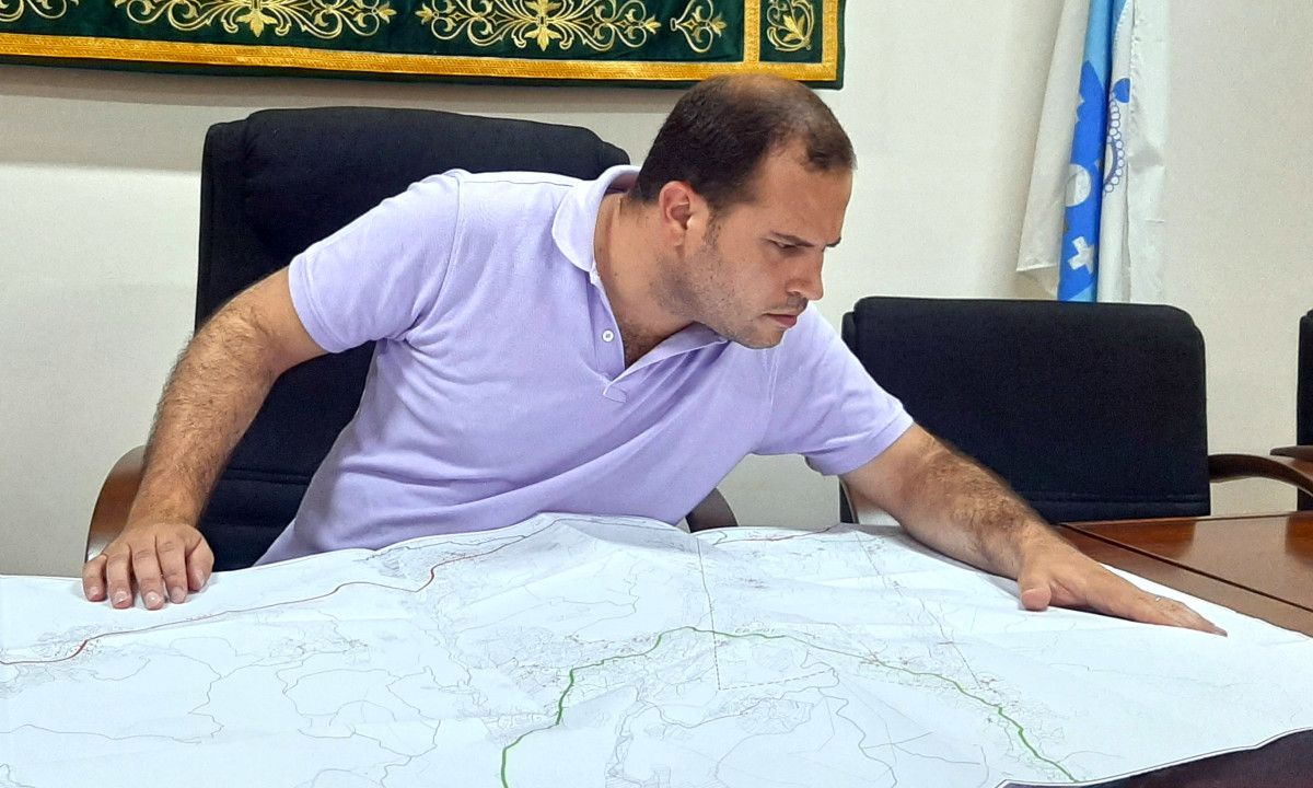 Jorge Cubela, alcalde de Cerdedo-Cotobade, revisando el Plan Especial de la carretera Caroi-Cerdedo