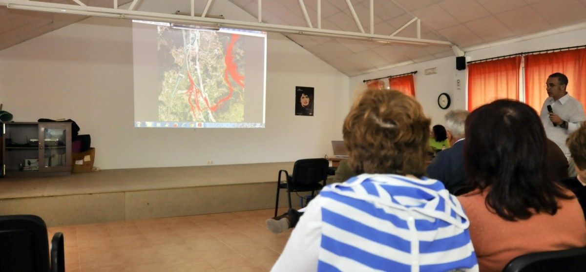Acto informativo de 'Salvemos a Fracha' con vecinos y comuneros de Figueirido, Vilaboa y Bértola