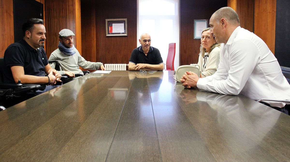 Reunión da Asociación Amizade, Tino Fernández e representantes das obras do Centro Municipal de Campolongo