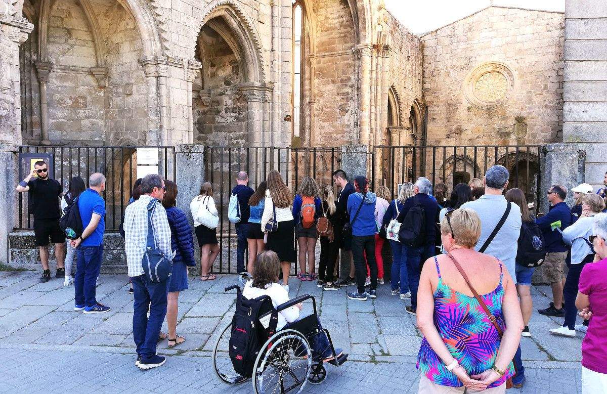 Turistas en las ruinas de Santo Domingo