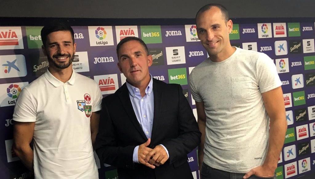 O director deportivo do Eibar, Fran Garagarza, presenta a Fran Rico e a Eneko Romo como as novas incorporacións para a secretaría técnica