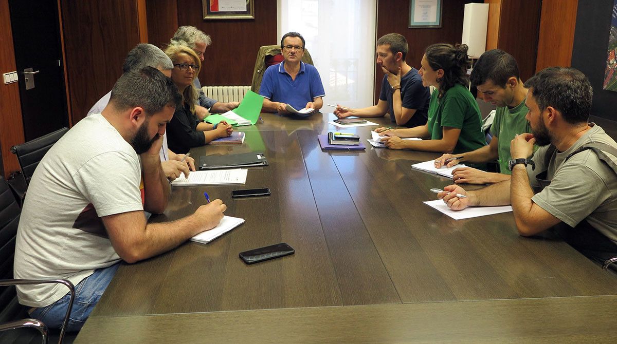 Reunión para coordinar el reparto de composteros en Tomeza