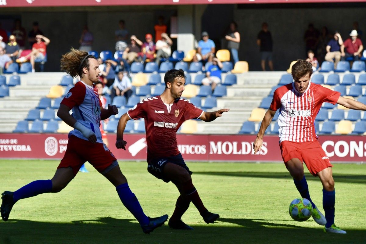 Partido de liga entre Pontevedra e Sporting B en Pasarón