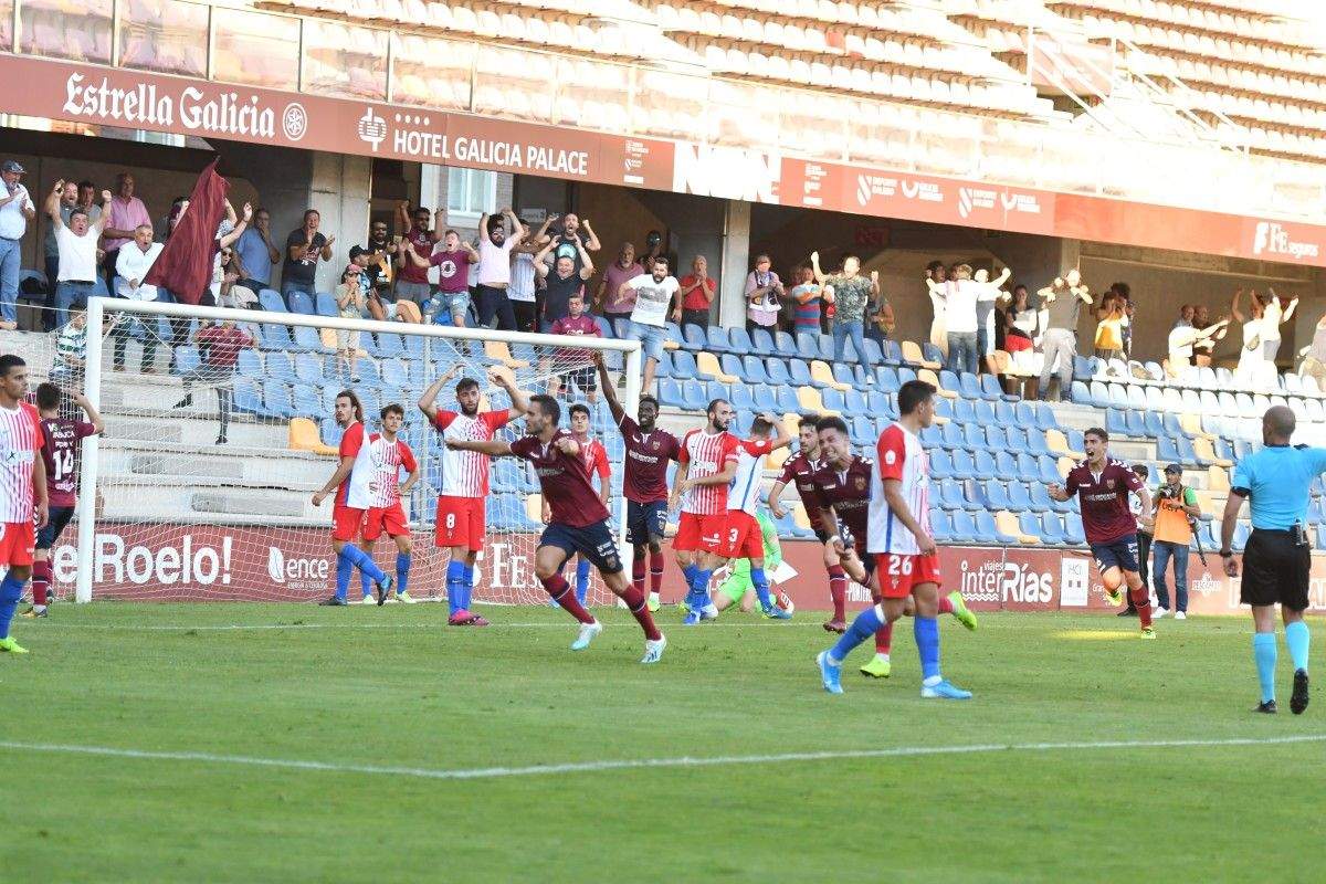 Partido de liga entre Pontevedra e Sporting B en Pasarón