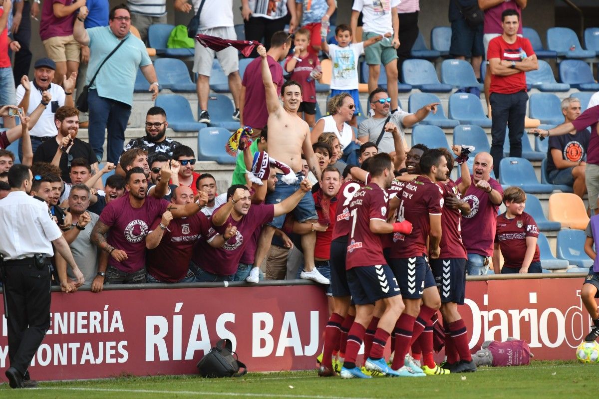 Partido de liga entre Pontevedra e Sporting B en Pasarón