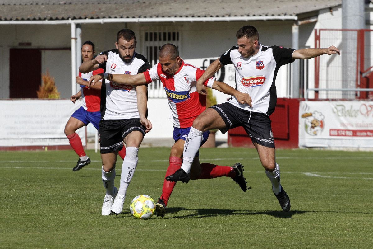 Partido de liga entre el Arosa y el Estradense en A Lomba
