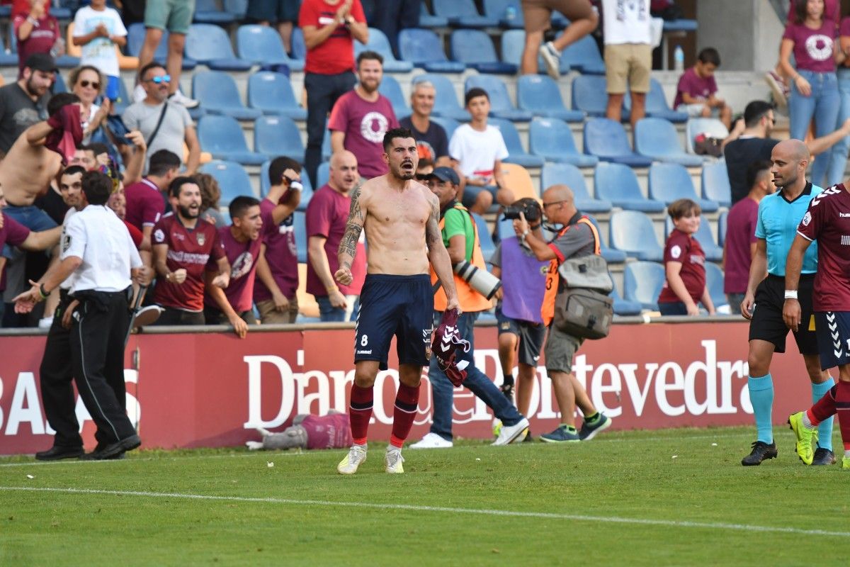 Partido de liga entre Pontevedra y Sporting B en Pasarón