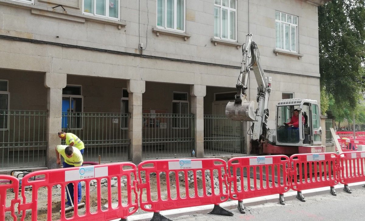 Obras en la calle Rouco frente al Colegio de Barcelos