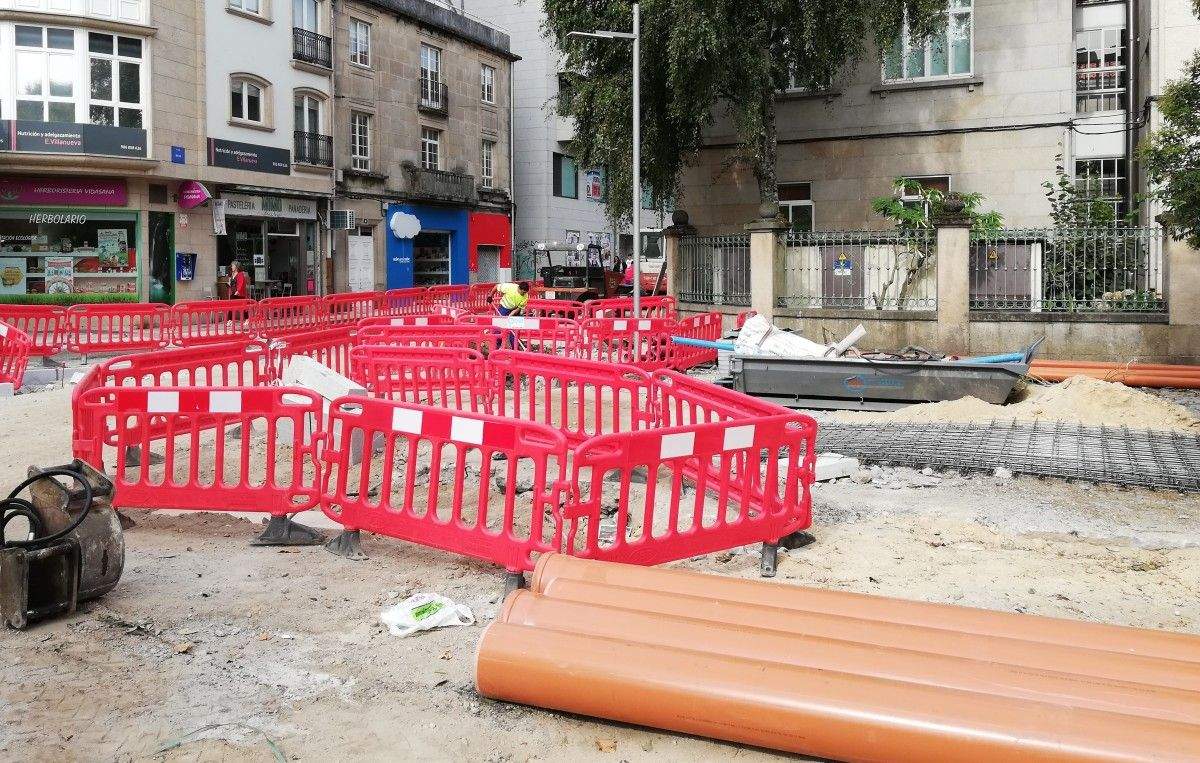 Obras en la calle Rouco frente al Colegio de Barcelos