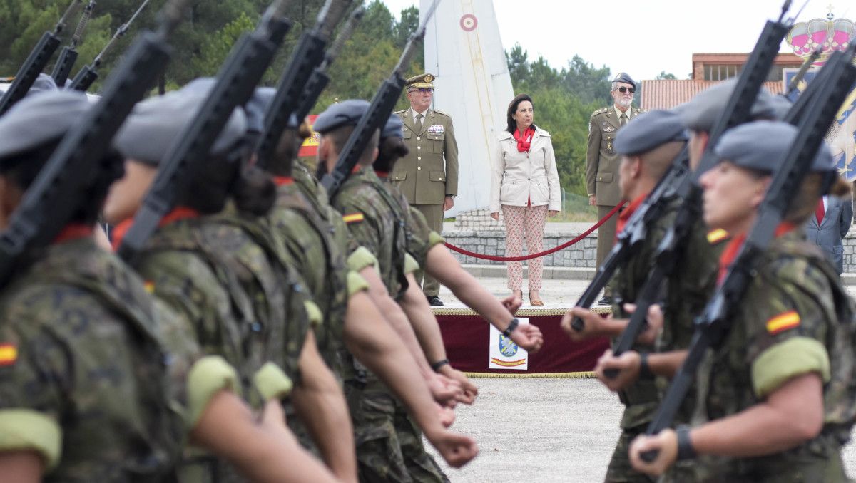 A ministra Margarita Robles condecora a seis militares da Brilat por repeler un ataque terrorista en Mali