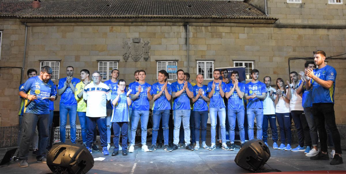 O Teucro preséntase ante a súa afección na praza do Teucro