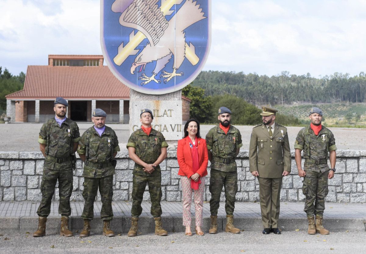 A ministra Margarita Robles condecora a seis militares da Brilat por repeler un ataque terrorista en Mali
