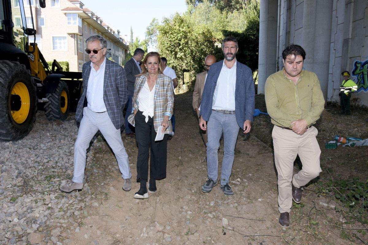 Carmela Silva, Juan Manuel Rey y Alberto Varela visitan las obras de la Vía Verde do Salnés