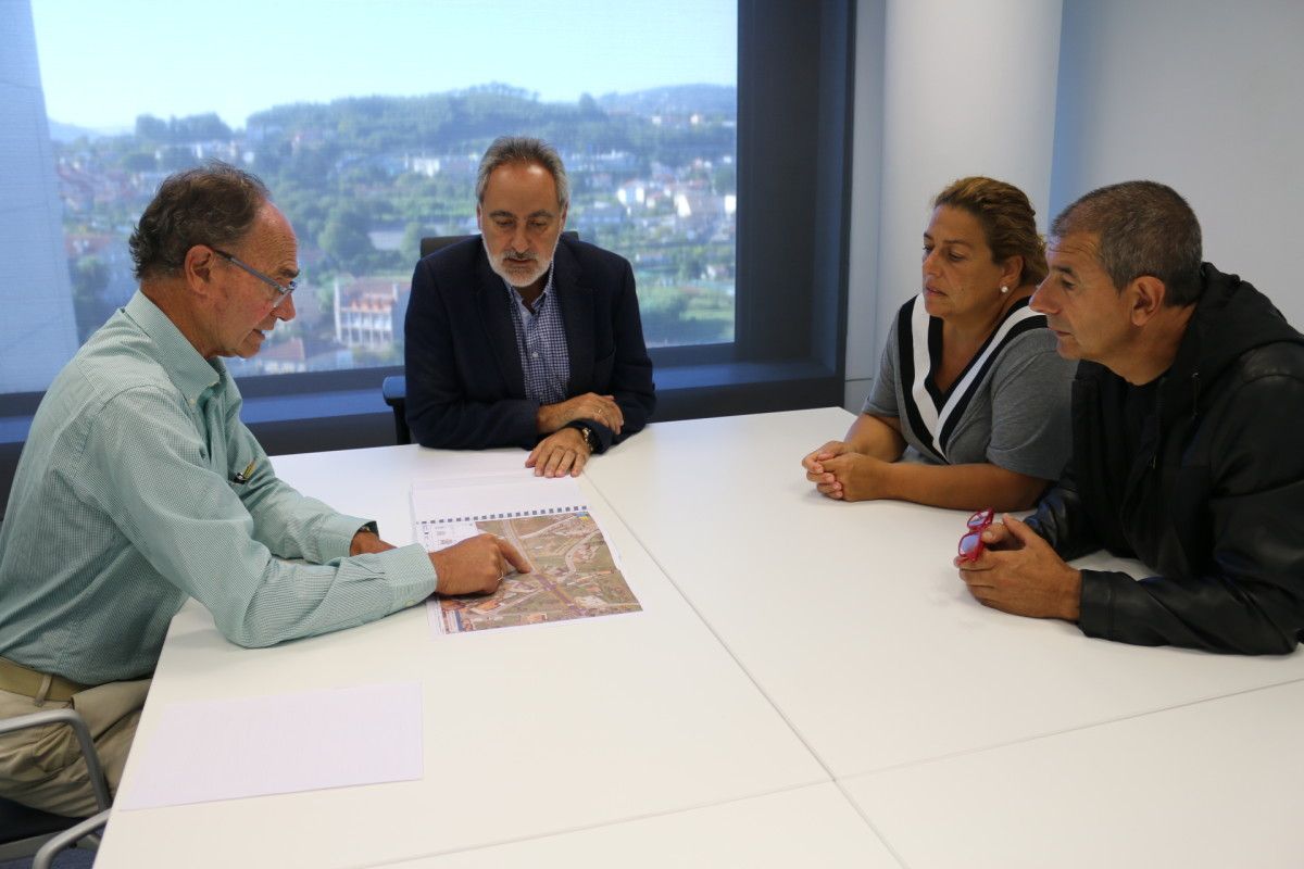 Reunión pola reforma do vial que une a rotonda de Lourido coa AP-9