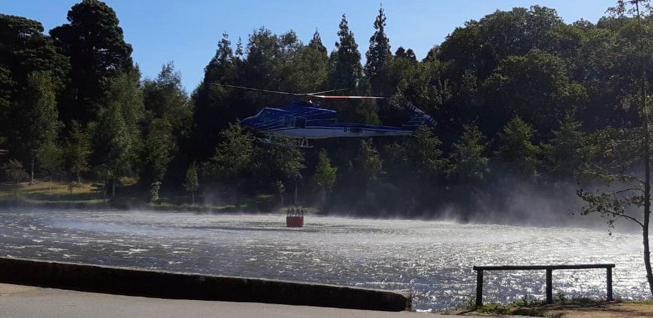 Helicóptero recogiendo agua en el Lago de Castiñeiras