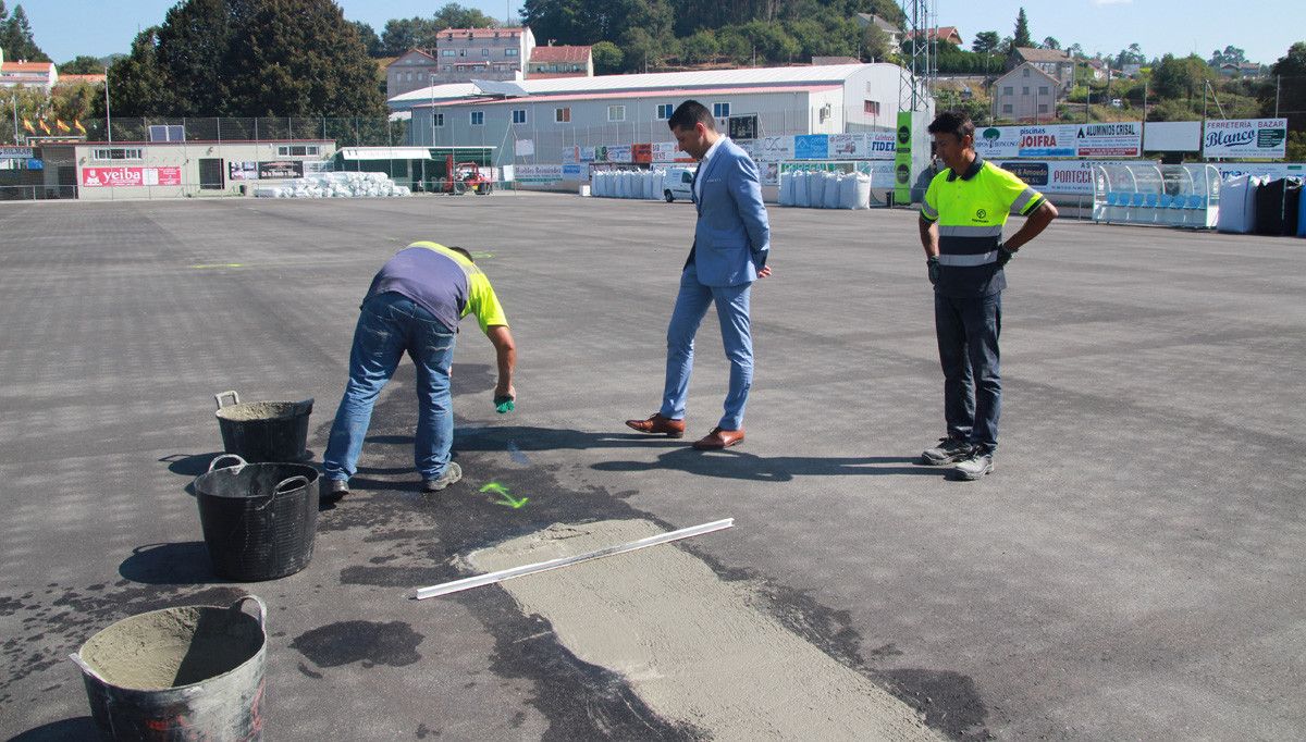 Obras de renovación do céspede de Chan da Barcia