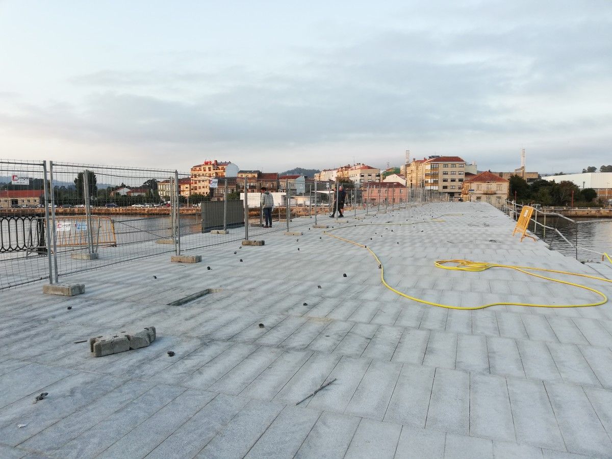 Novo pavimento de pedra da Ponte do Burgo