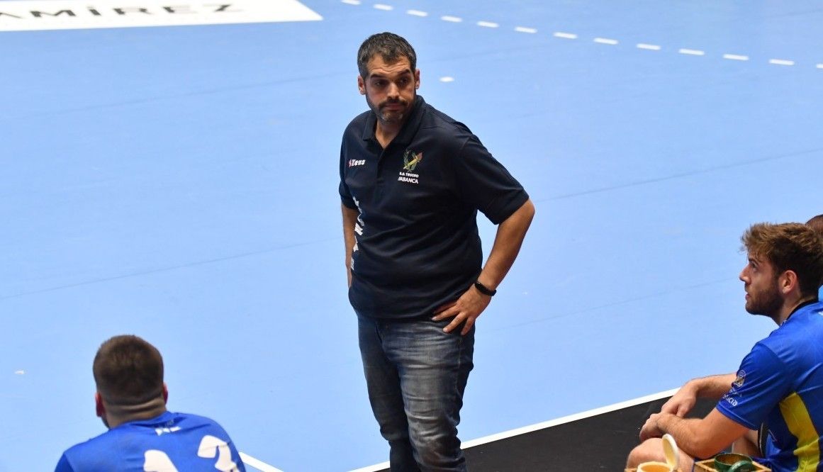 Luis Montes, no partido entre Teucro e Villa de Aranda no Pavillón Municipal
