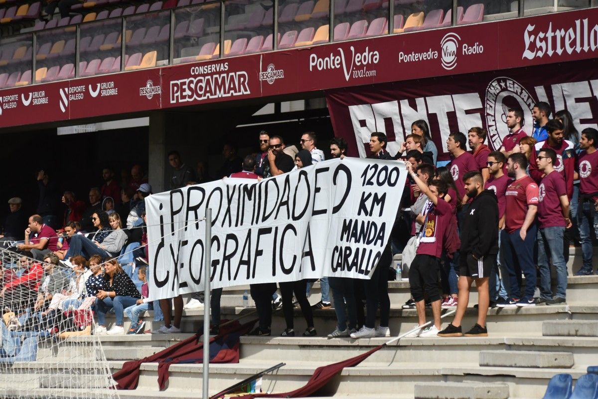 Partido de liga entre Pontevedra e Atlético Baleares en Pasarón
