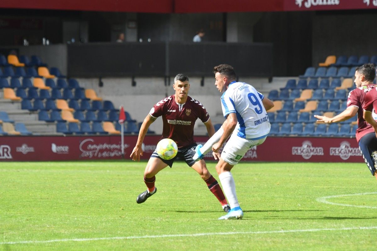 Partido de liga entre Pontevedra e Atlético Baleares en Pasarón