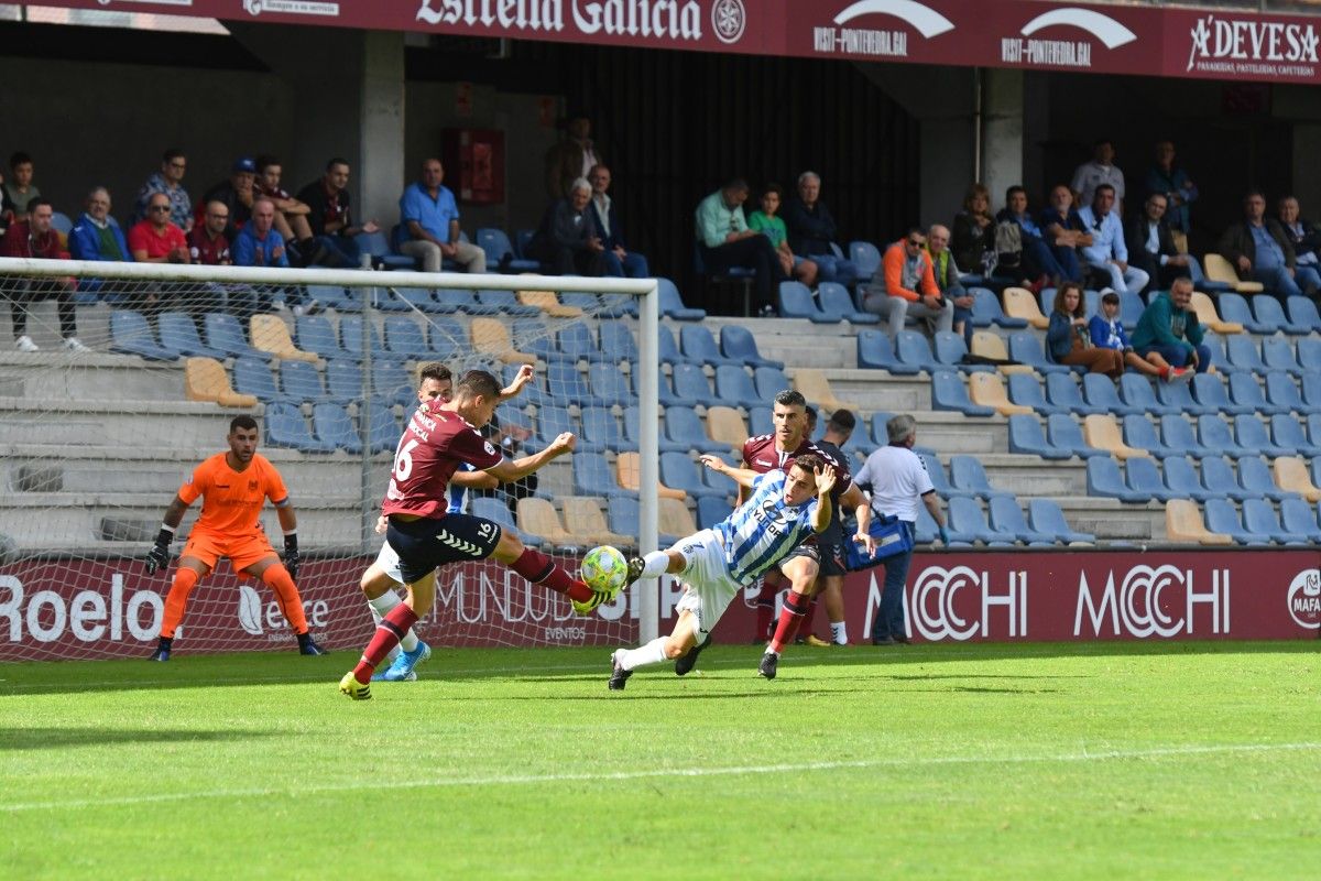 Partido de liga entre Pontevedra e Atlético Baleares en Pasarón